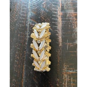 Very attractive bracelet. Great condition.